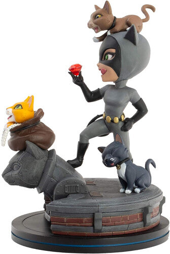 Qmx DC Catwoman QFig Elite Vinyl Figure 4